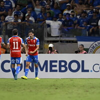 Jogadores da Universidad Católica comemoram gol marcado contra o Cruzeiro