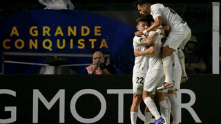 Miguelito celebra su tanto que abrió el marcador en Santos-UCV