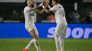 Gabigol y Neymar celebran el empate transitorio entre Santos y Macará