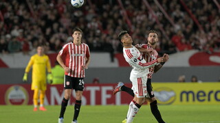 González Pirez y Palacios ante Carrascal, en el duelo entre Estudiantes y Flamengo