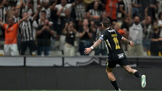 Bernard, el capitán de Atlético Mineiro, celebra su conquista ante Montevideo City Torque