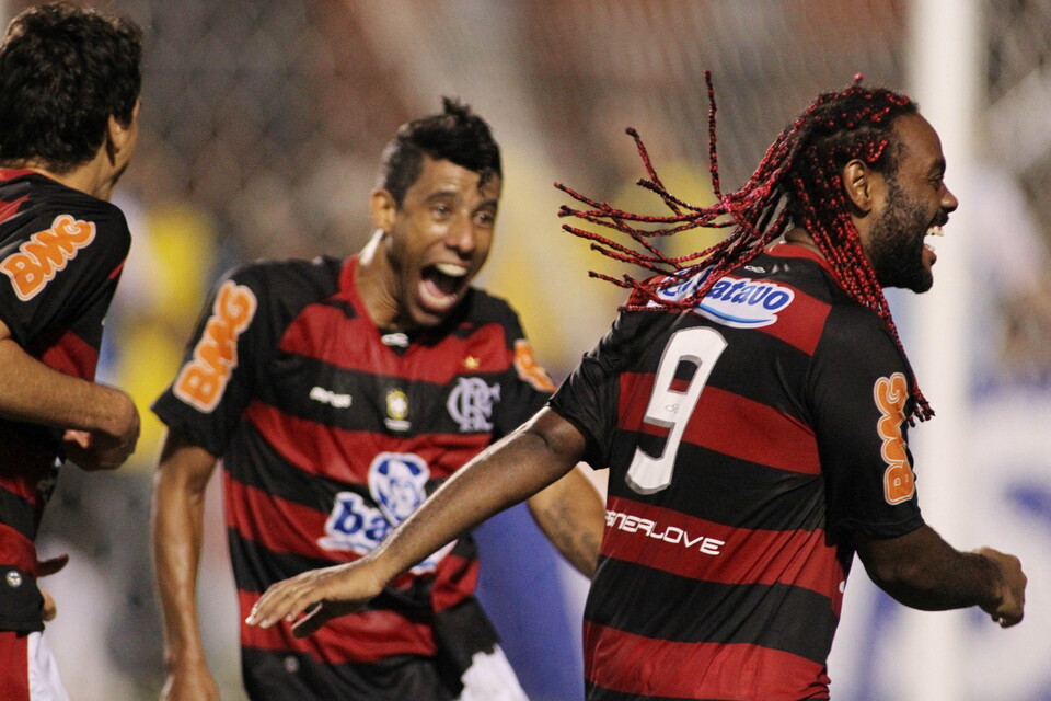 Vágner Love comemora gol pelo Flamengo contra o Corinthians, na CONMEBOL Libertadores de 2010