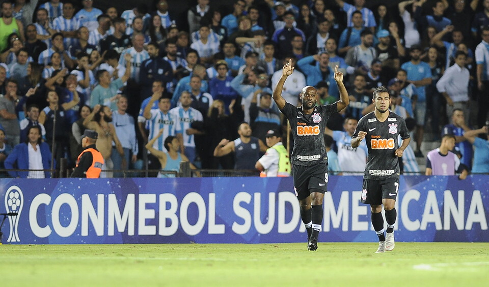 Vágner Love comemora gol pelo Corinthians na CONMEBOL Sudamericana