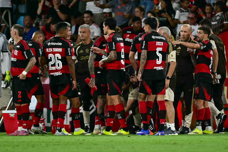 Leonardo Jardim conversa com os jogadores do Flamengo durante a partida contra o Botafogo