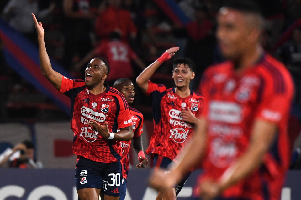 Jogadores do Independiente Medellín comemoram gol contra o Juventud, do Uruguai