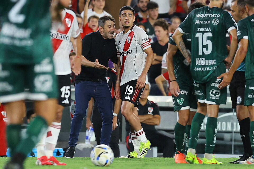 Kendry Paez junto a Eduardo Coudet