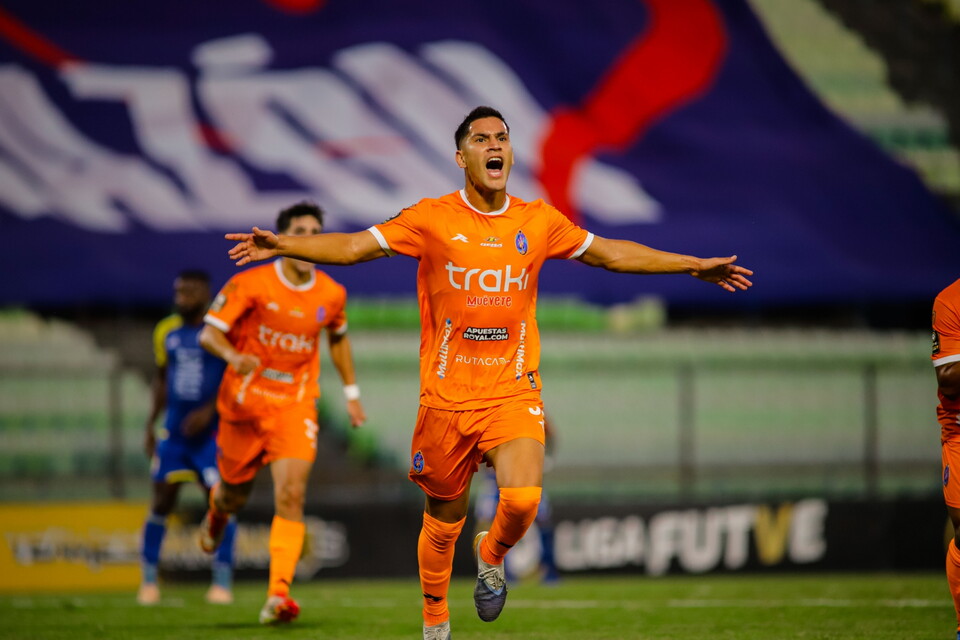 Flabián Londoño comemora gol do Deportivo La Guaira