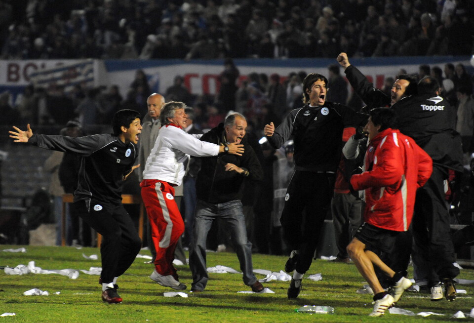 Alejandro Sabella celebra con su Estudiantes.jpg