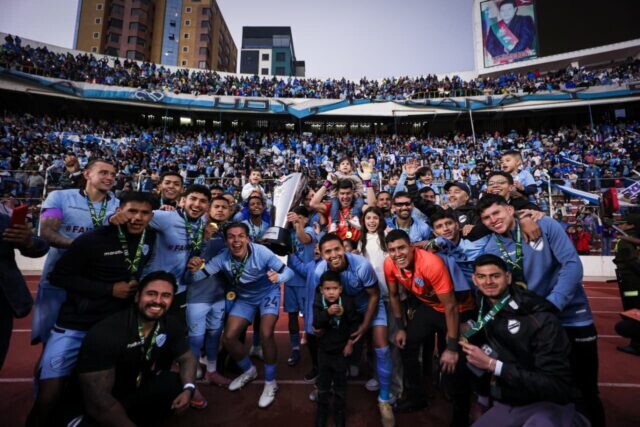 Jogadores do Bolívar comemoram título do Torneio de Verão da Bolívia