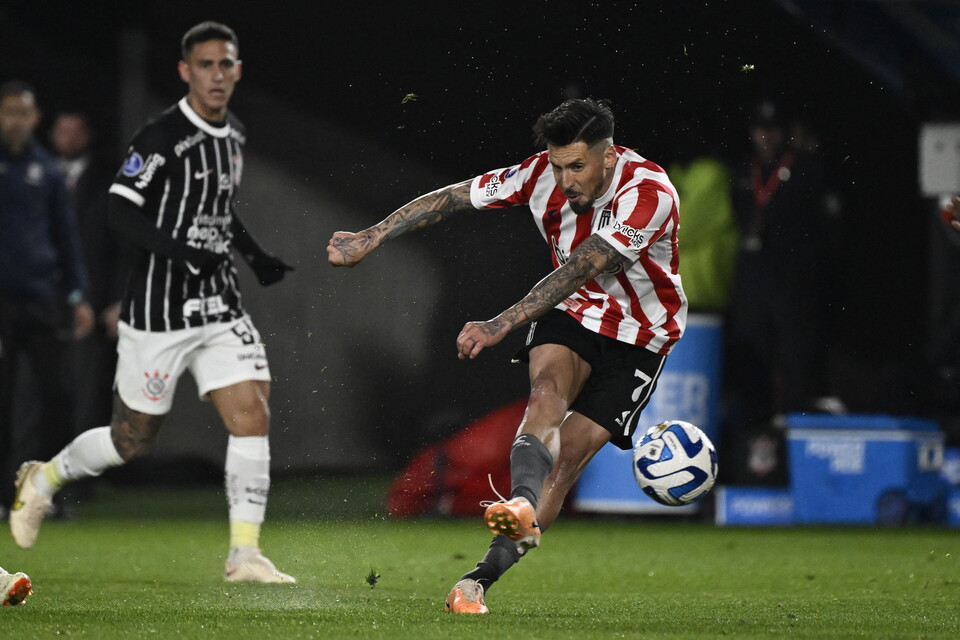 Jose Sosa, meia do Estudiantes. Foto: Luis ROBAYO / AFP