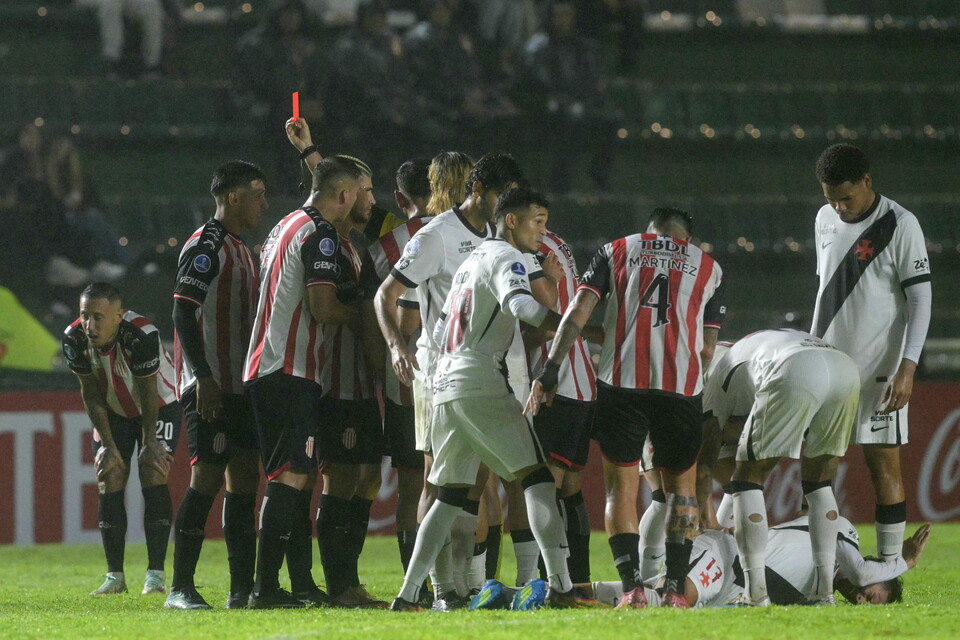 Puig, do Barracas Central, é expulso durante a partida contra o Vasco