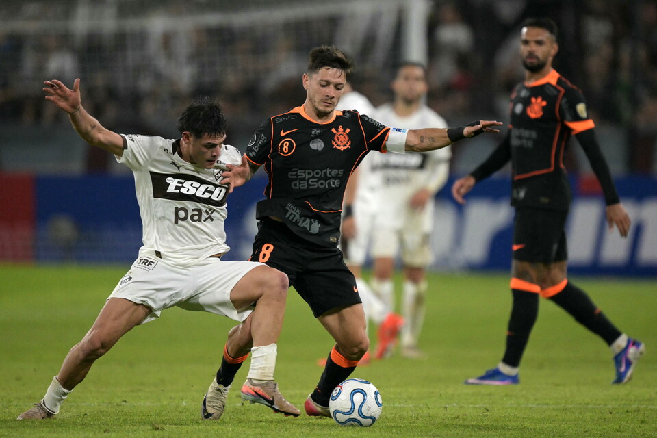 Rodrigo Garro, do Corinthians, durante a partida contra o Platense