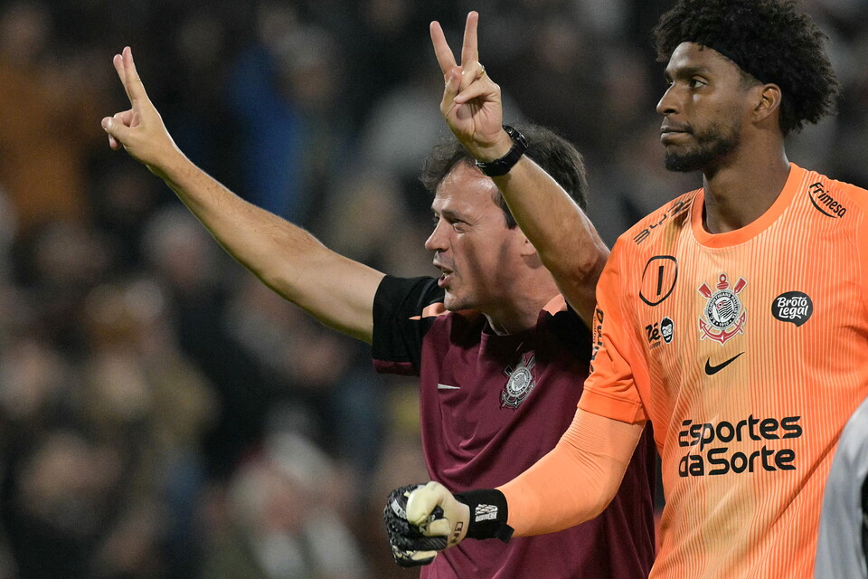 Fernando Diniz e Hugo Souza, do Corinthians. Foto: JUAN MABROMATA / AFP