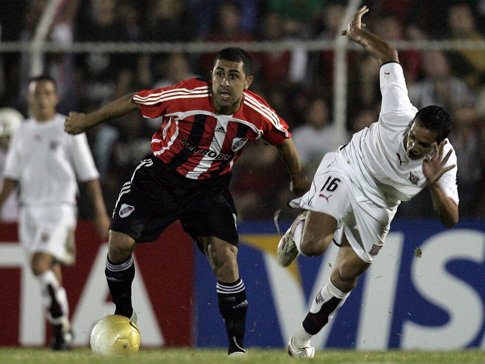 Jogadores de River Plate e Paulista de Jundiaí. Foto: MAURICIO LIMA / AFP