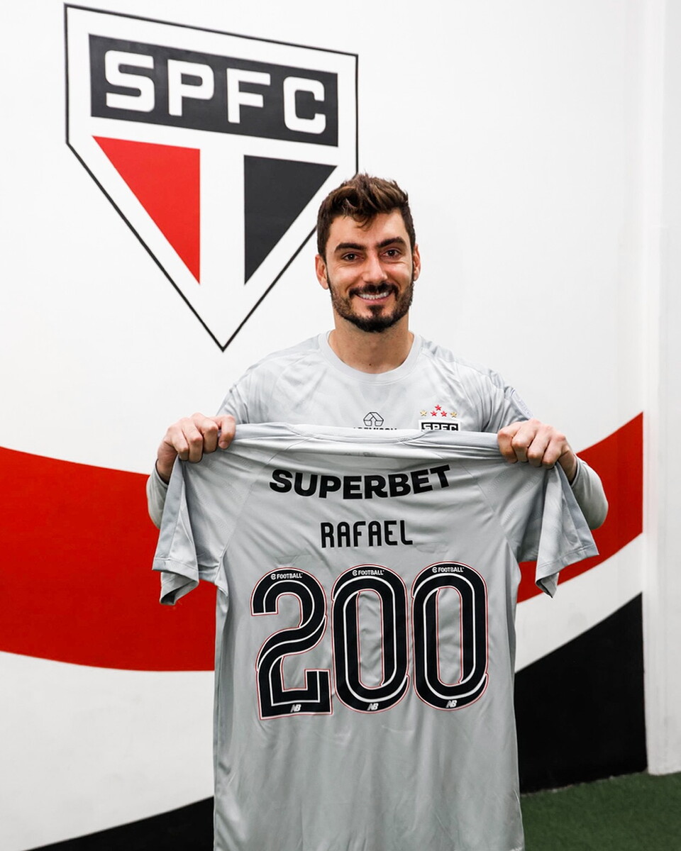 Rafael, goleiro do São Paulo, após completar 200 jogos pelo clube. Foto: Rubens Chiri / São Paulo FC