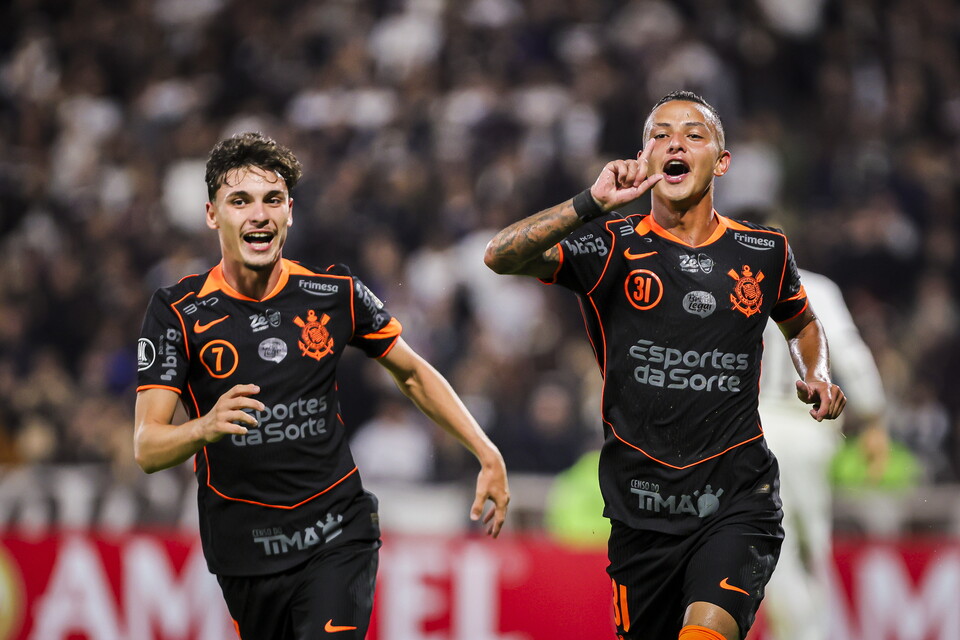 Corinthians celebró en el debut
