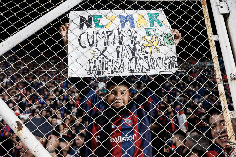 Criança exibe mensagem a Neymar durante a partida entre San Lorenzo e Santos