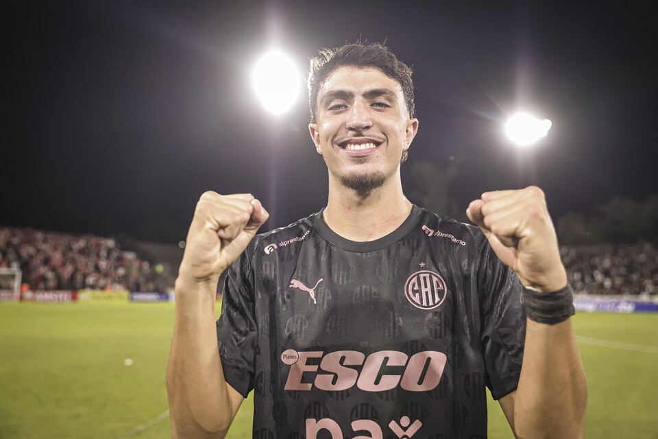Mateo Mendía celebra el triunfo de Platense