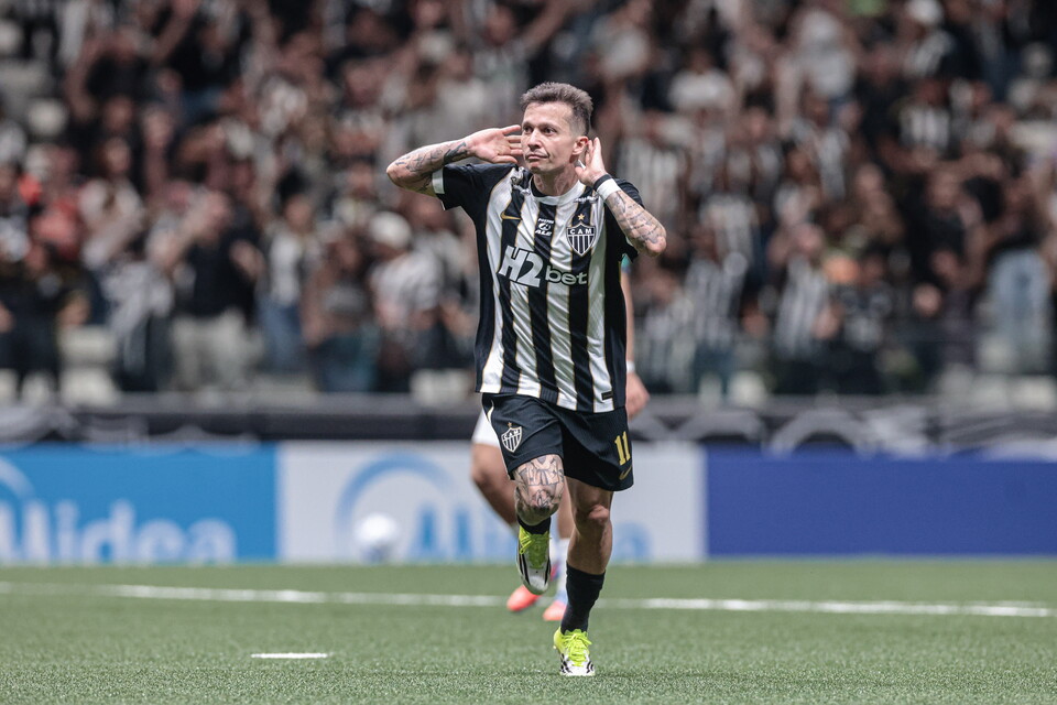 Mineiro celebra con Bernard