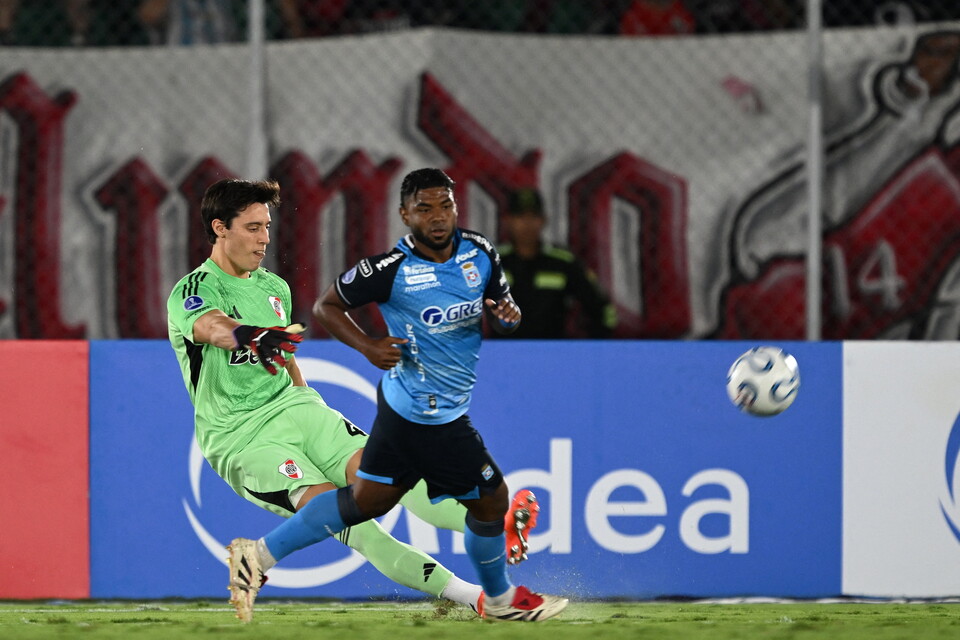 Santi Beltrán en el arco de River