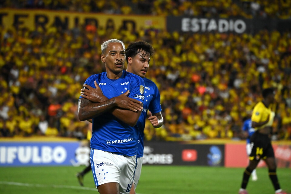 Matheus Pereira comemora gol do Cruzeiro contra o Barcelona