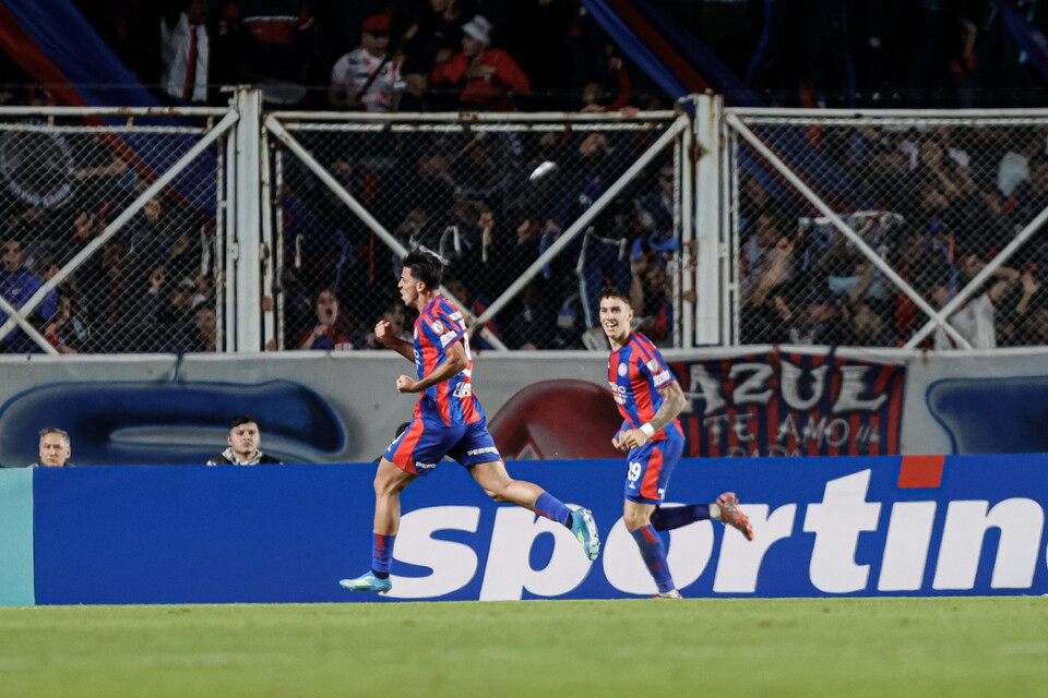 Jogadores do San Lorenzo comemoram gol marcado por Cuello contra o Santos