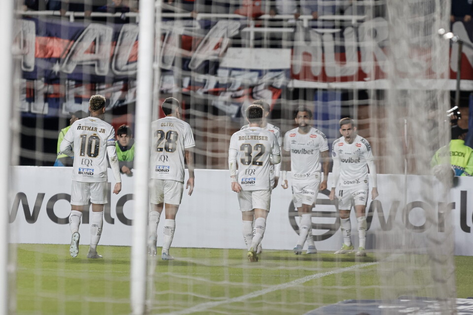 Jogadores do Santos comemoram gol marcado por Gabigol contra o San Lorenzo