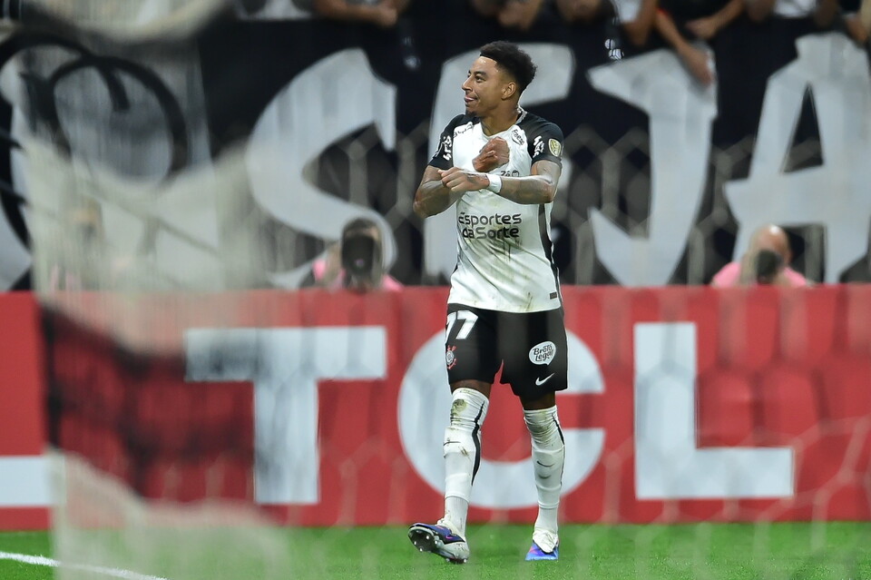 Jesse Lingard comemora gol marcado para o Corinthians sobre o Peñarol