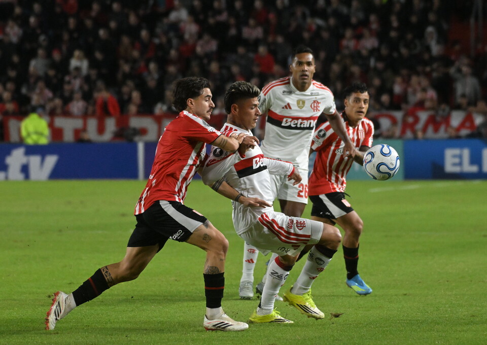 Flamengo y Estudiantes vibraron en una noche copera