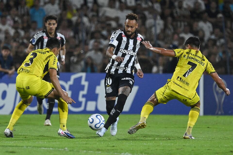 Neymar, durante a partida entre Santos e Recoleta. Foto: DANIEL DUARTE / AFP