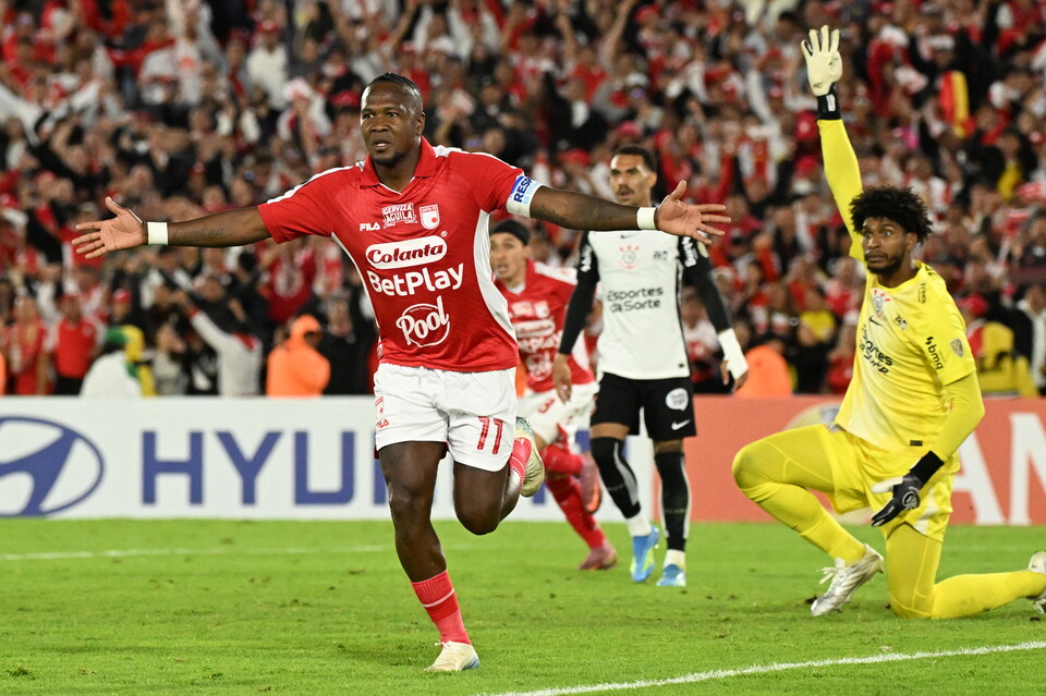Rodallega comemora após marcar para o Santa Fe contra o Corinthians Foto: Luis ACOSTA / AFP