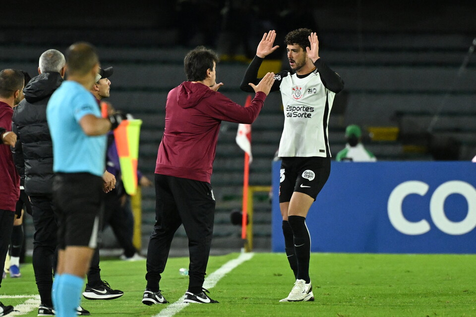 Gustavo Henrique comemora gol marcado para o Corinthians contra o Santa Fe. Foto: Luis ACOSTA / AFP