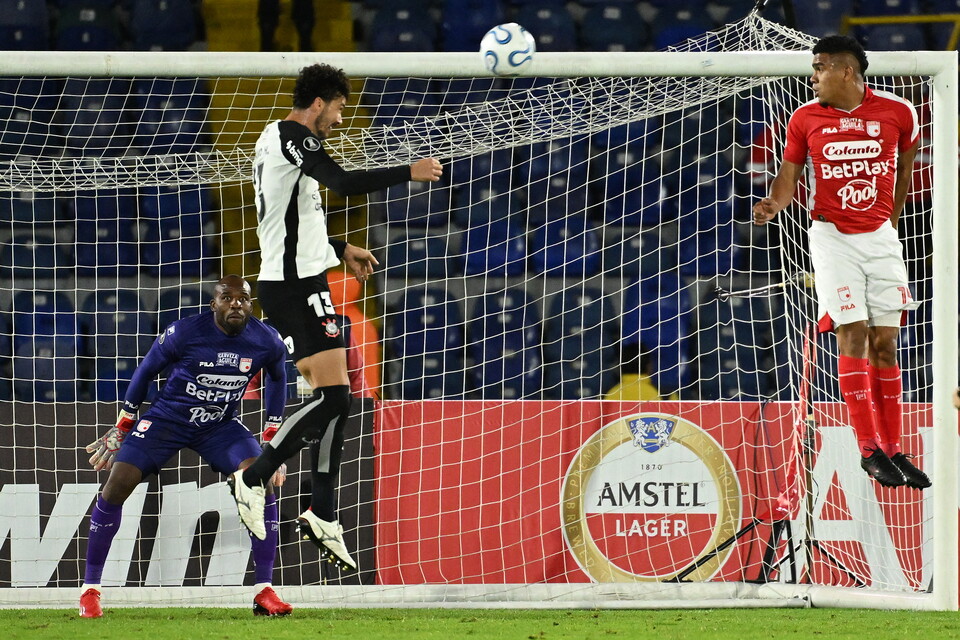 Gustavo Henrique cabeceia para marcar para o Corinthians contra o Santa Fe. Foto: Luis ACOSTA / AFP