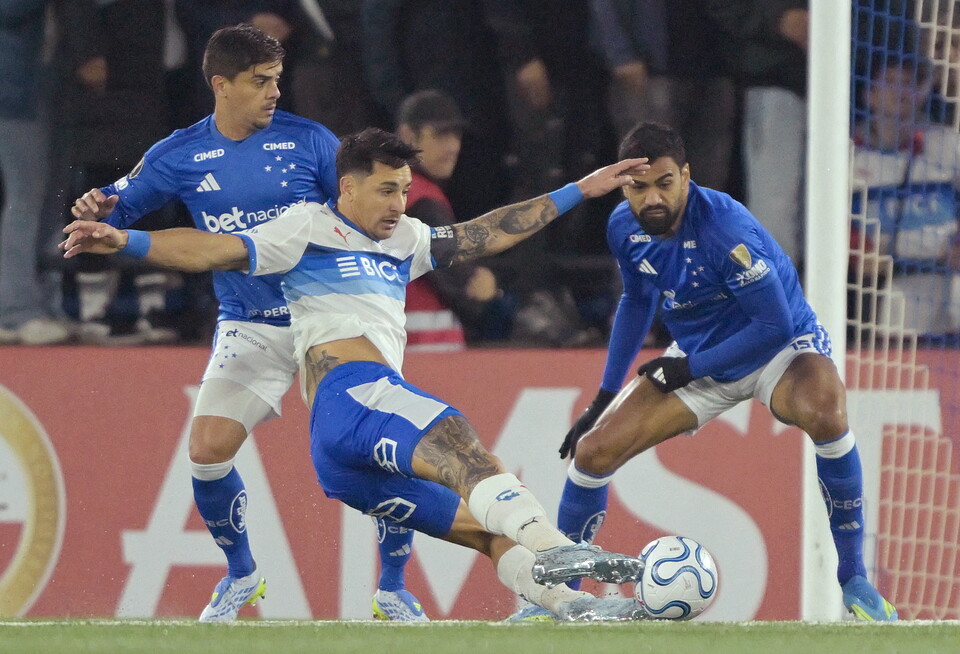 Jogadores de Universidad Católica e Cruzeiro, durante partida da CONMEBOL Libertadores. Foto: Rodrigo ARANGUA / AFP
