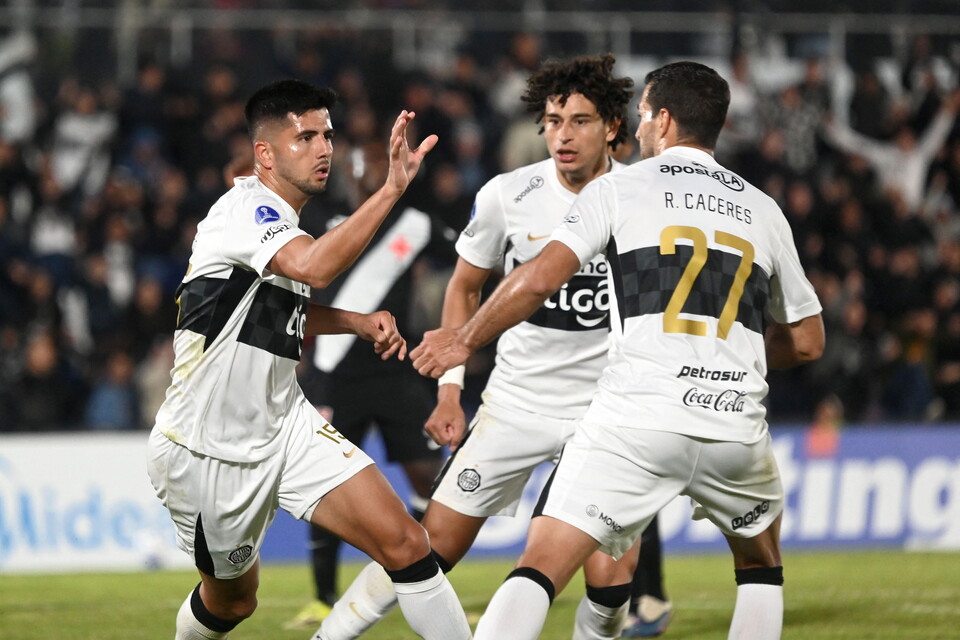 Jogadores do Olimpia comemoram gol marcado sobre o Vasco. Foto: JOSE BOGADO / AFP