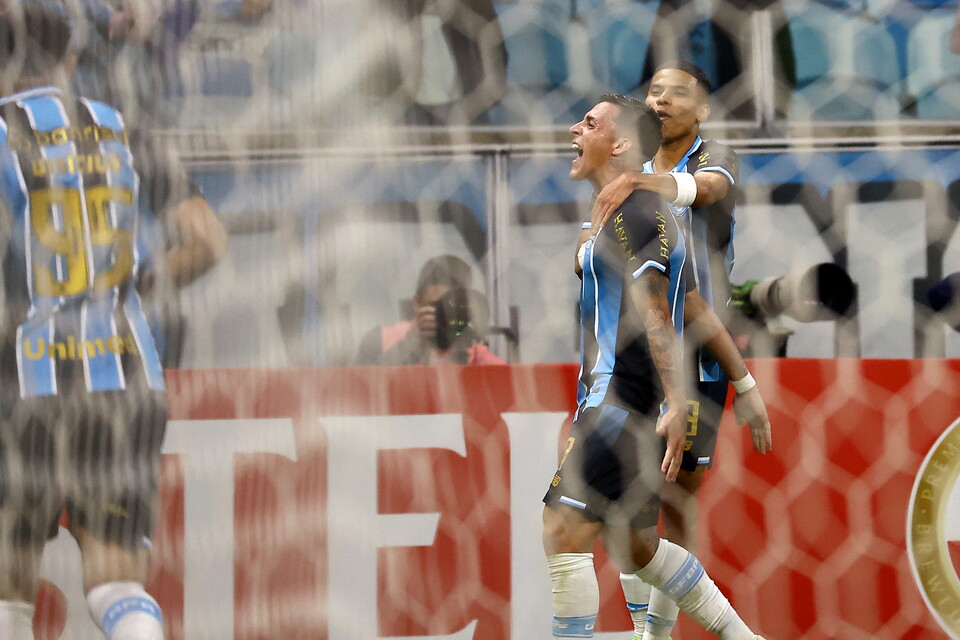 Jogadores do Grêmio comemoram gol contra o Palestino. Foto: SILVIO AVILA / AFP 