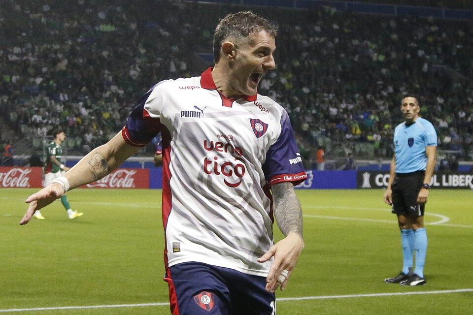 Pablo Vegetti comemora gol do Cerro Porteño sobre o Palmeiras. Foto: Miguel SCHINCARIOL / AFP
