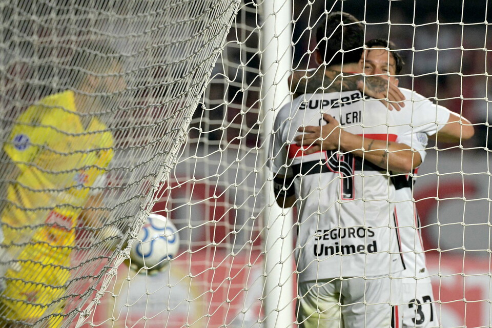 Jogadores do São Paulo comemoram gol marcado contra o Boston River. Foto: NELSON ALMEIDA / AFP