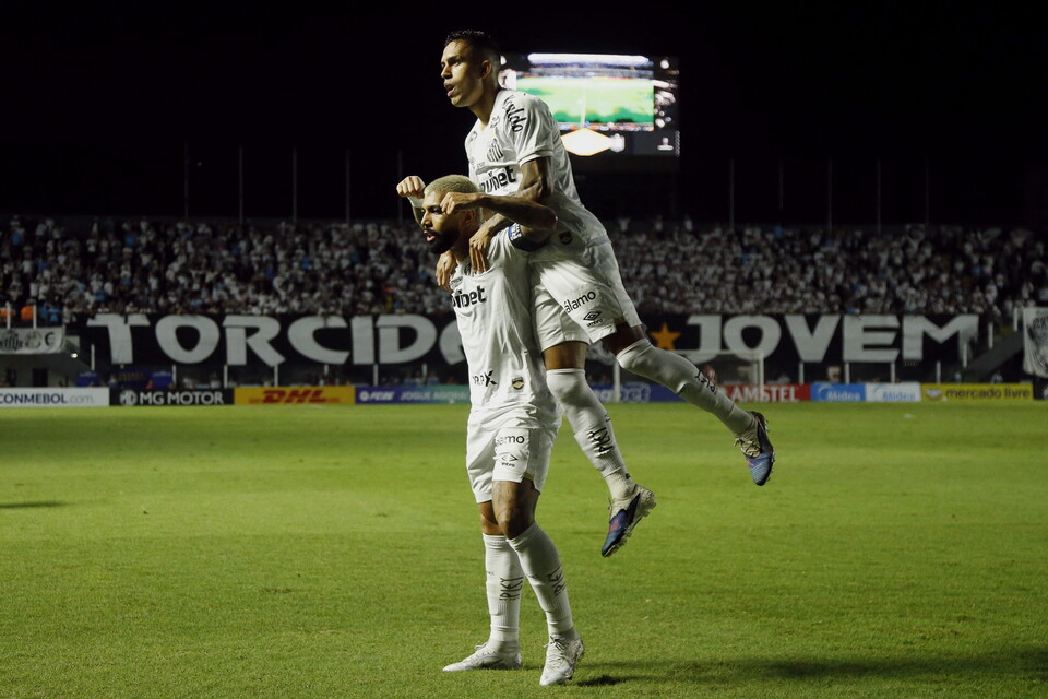 Gabigol comemora gol marcado para o Santos contra o Deportivo Cuenca. Foto: Miguel SCHINCARIOL / AFP