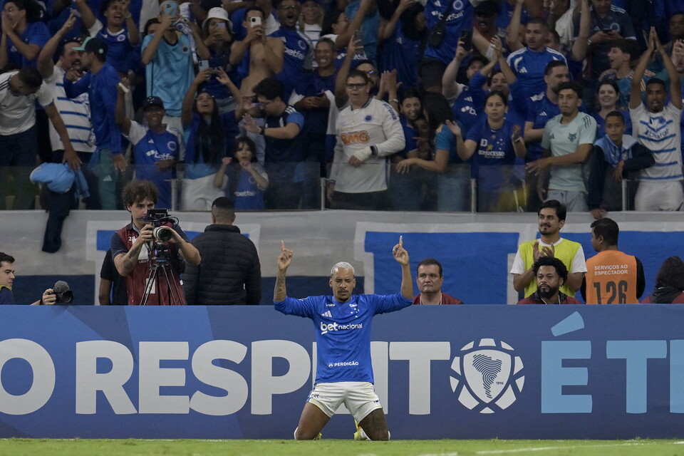 Matheus Pereira comemora gol marcado para o Cruzeiro sobre o Barcelona. Foto: DOUGLAS MAGNO / AFP