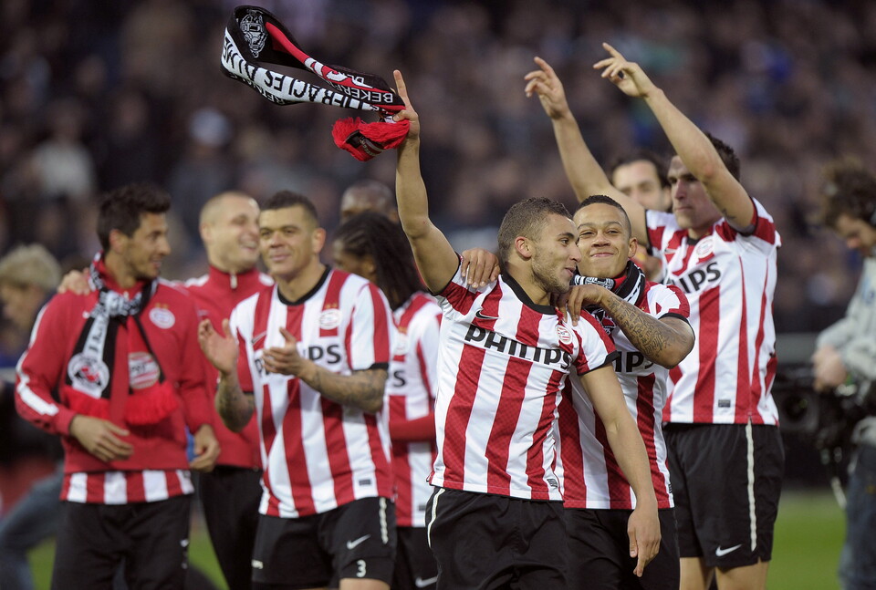 Zakaria Labyad e Memphis Depay na época de PSV. Foto: Foto por MARCEL VAN HOORN / ANP / AFP