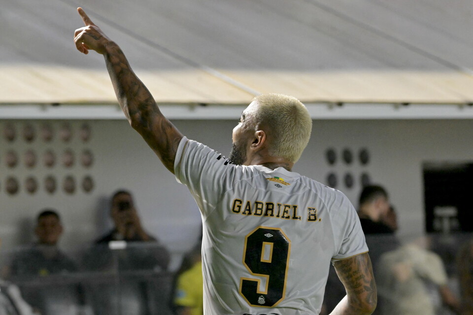 Gabigol celebró su gol de tiro libre