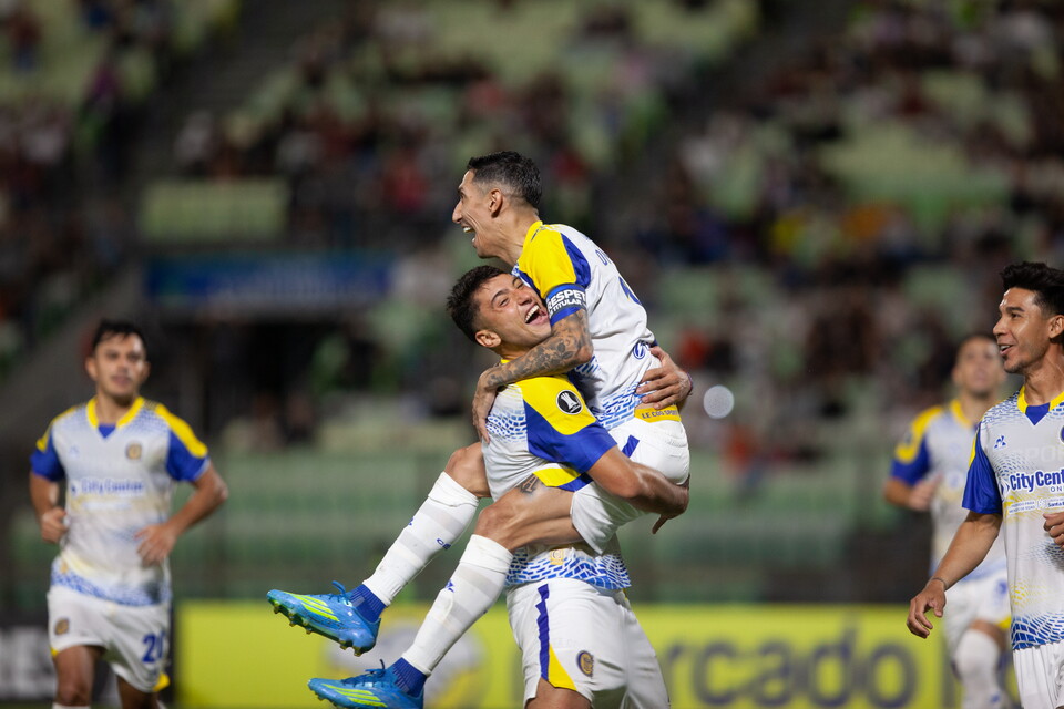 Central festejó con Di María