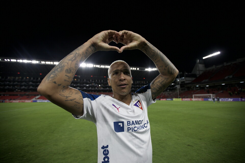 Deyverson celebra