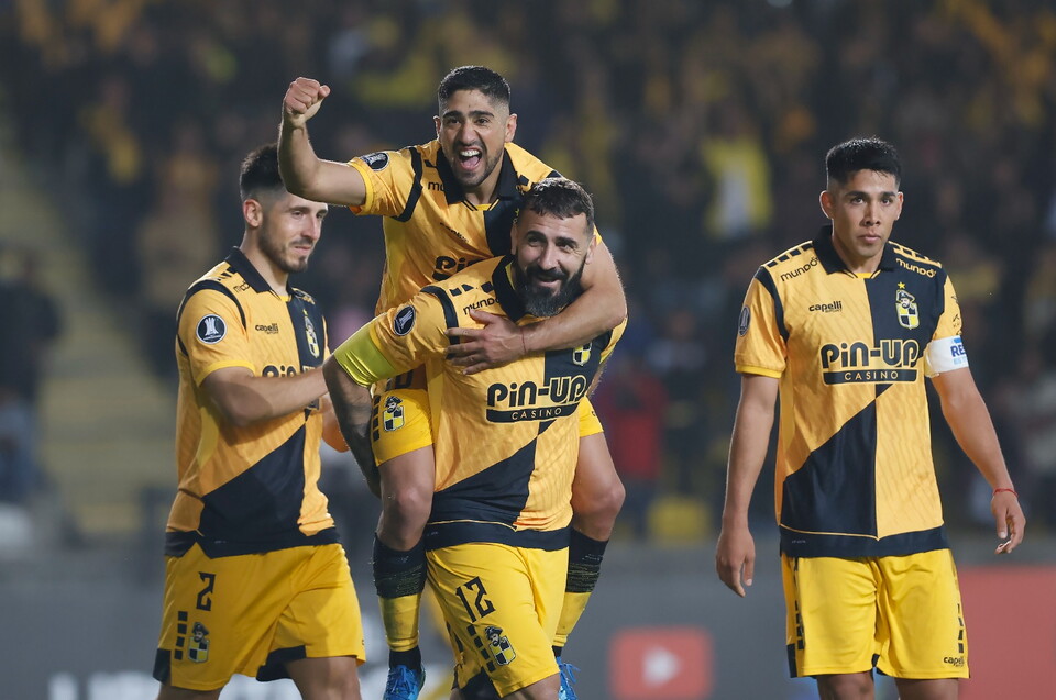 Vadalá comemora gol marcado para o Coquimbo Unido contra o Universitario