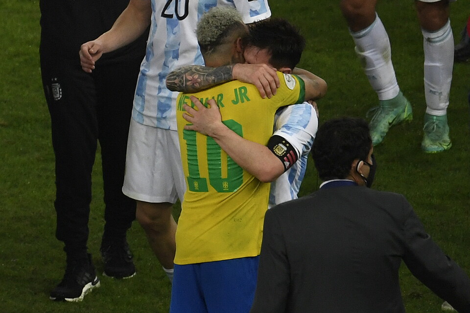 Messi se abraza con Neymar