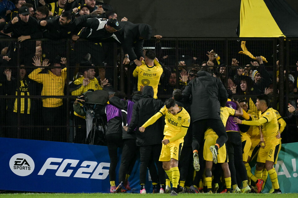 Peñarol celebró su gol en Saavedra