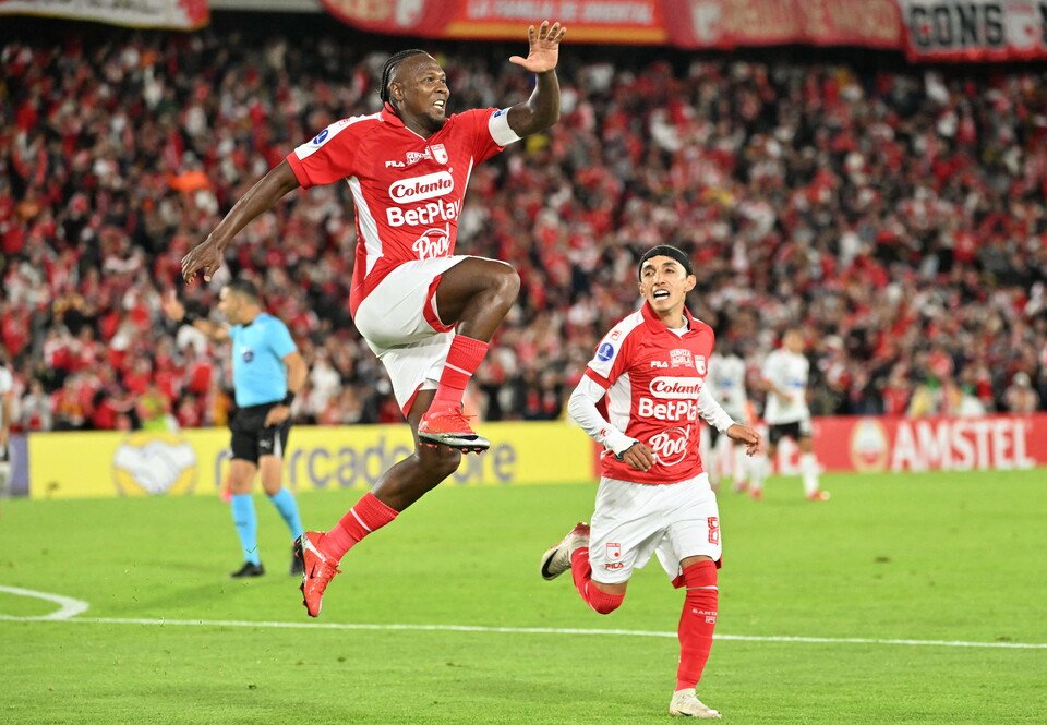 Hugo Rodallega celebra el primer gol de Santa Fe ante Caracas