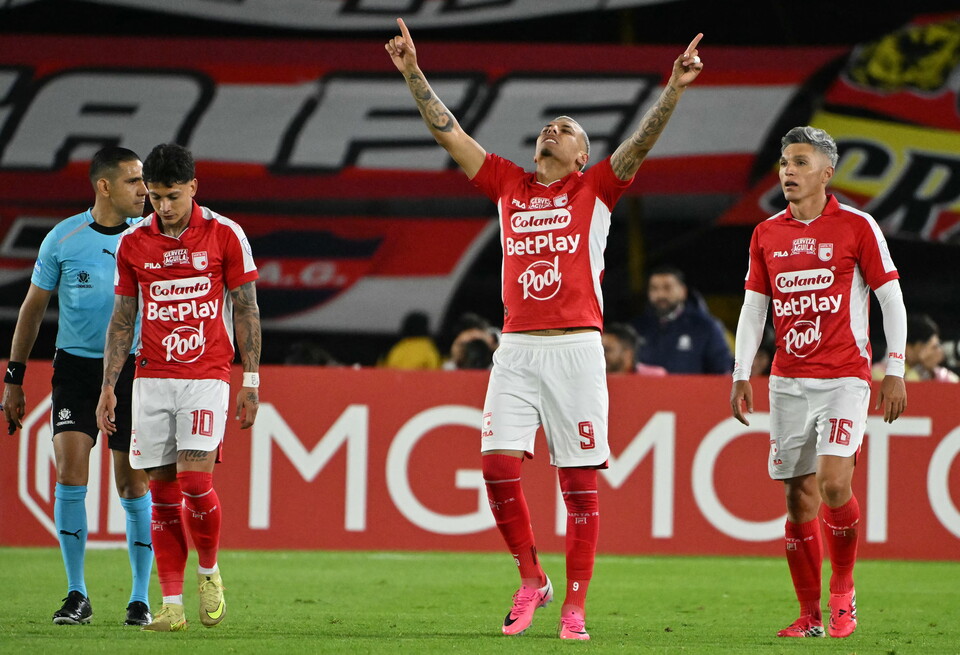 Franco Fagúndez celebra el segundo gol de Santa Fe ante Caracas