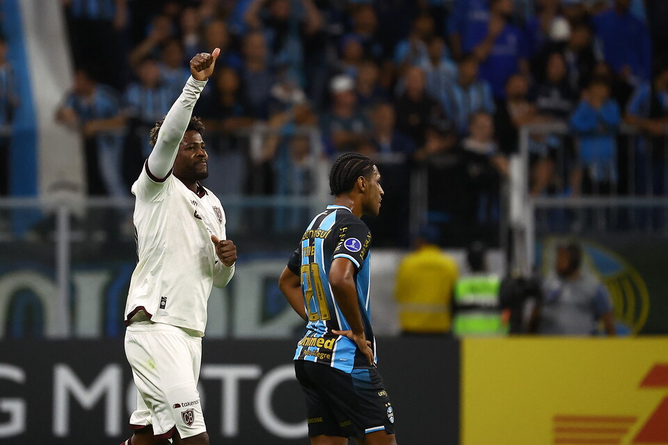 Asprilla de Bolívar celebra su tanto ante Gremio en Porto Alegre